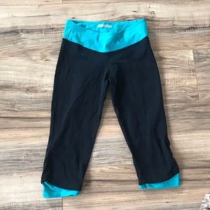 Forever 21 black and teal cropped leggings